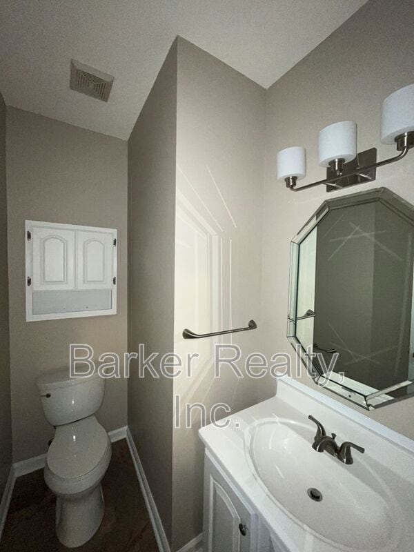Building Photo - 2312 Colony Woods Dr
