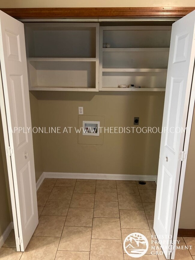 Building Photo - Centrally Located Two Bedroom, One Bathroom Home