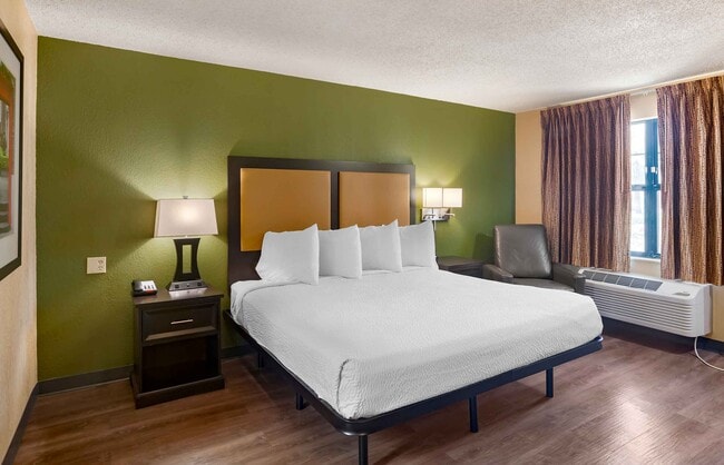 Building Photo - Furnished Studio-Palm Springs - Airport