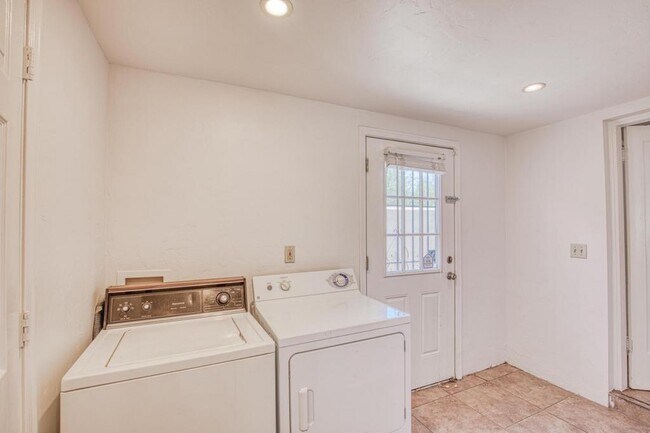 Building Photo - 1304 E Linden St