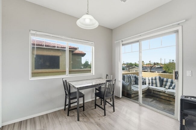 Building Photo - Bright 3-Bed Townhouse in Quiet Gated Community Near ASU