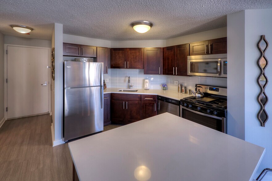 Building Photo - 550 N State St