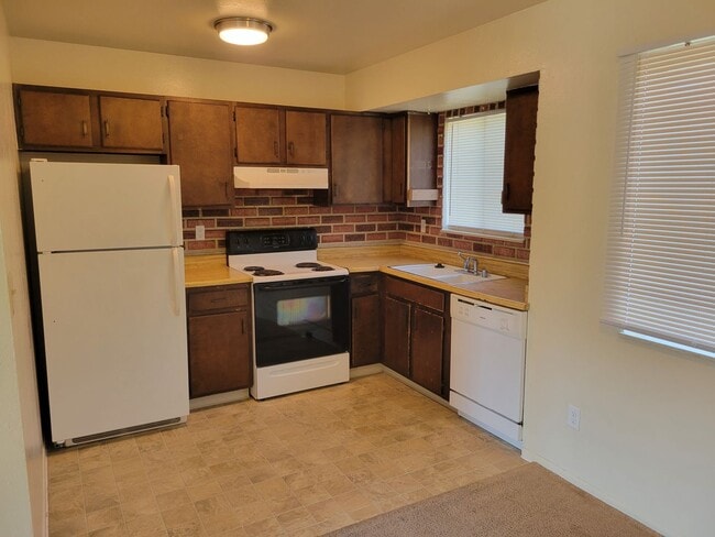 Building Photo - 4 Bed Home Available Now!