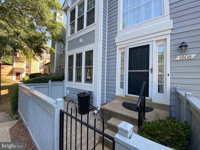 Building Photo - Inviting Townhome Living in Desirable Reston Community