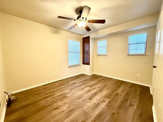 Building Photo - Spacious Inside & Out!