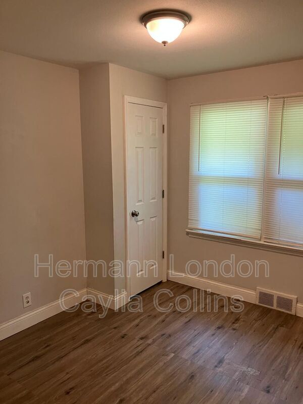 Building Photo - 10072 Ashbrook Dr