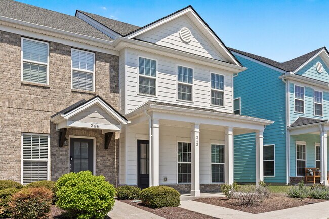 Building Photo - Luxury End-Unit Townhome Near 386 & Long Hollow Pike | Designer Finishes, Prime Location & Mainte...