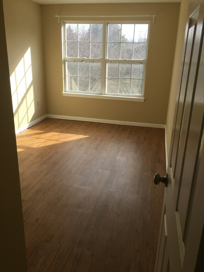 Building Photo - 173 Royalty Cir