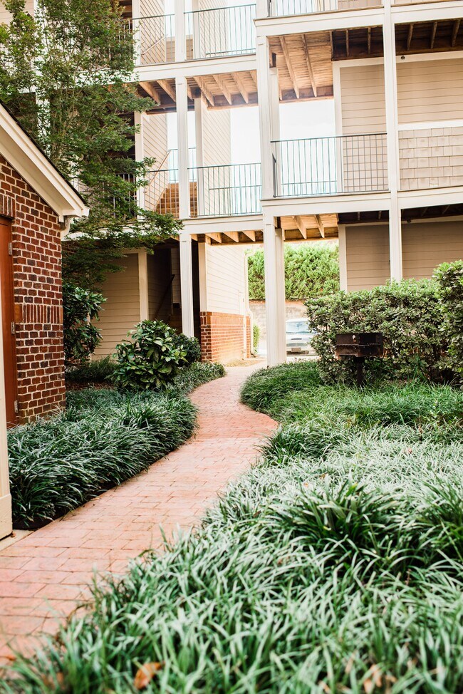 Building Photo - Amelia