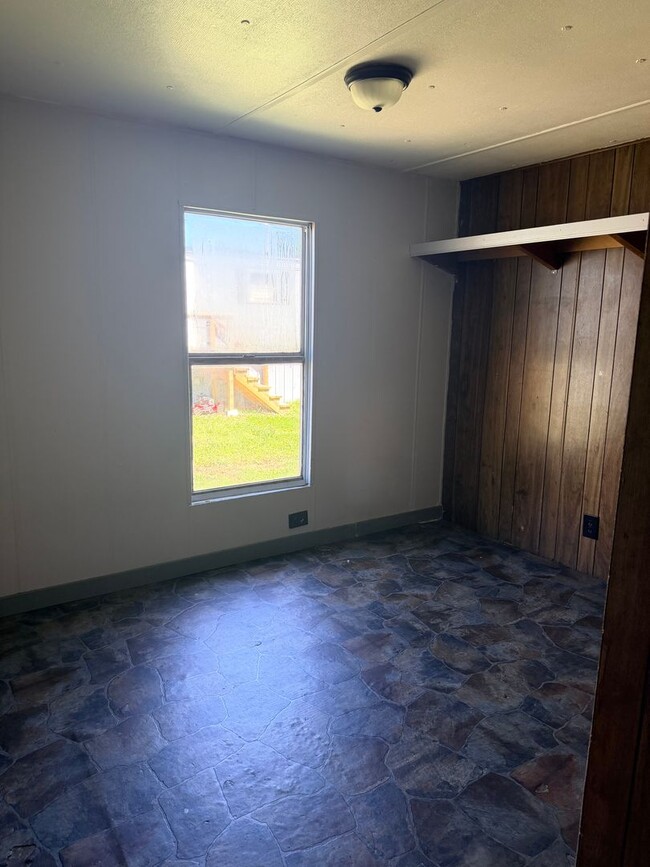 Building Photo - Rural setting - 2 bed 1 bath