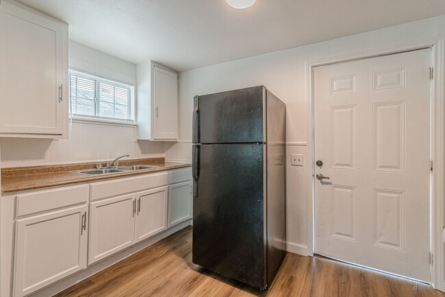 Building Photo - 2407 S New Braunfels Ave