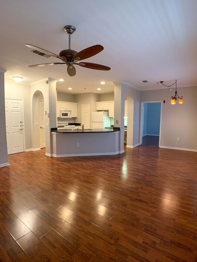 Building Photo - New listing 2/2 with pool view