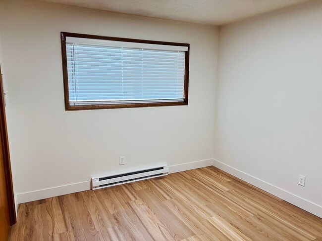 Building Photo - Classy 1950's full of vintage charm...2 be...