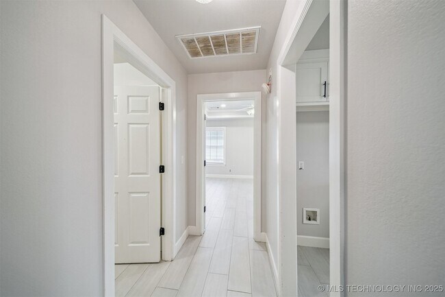 Building Photo - 7922 N 125th E Ave