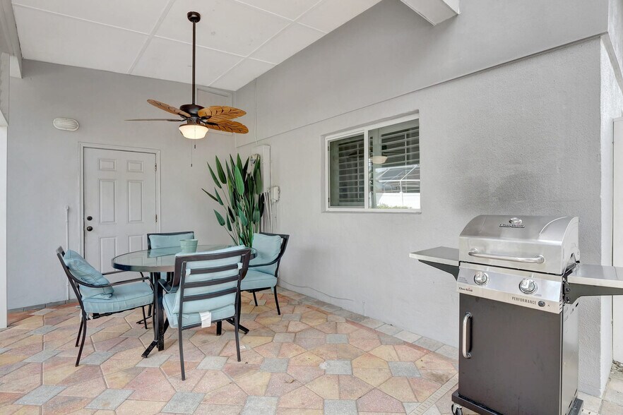 Building Photo - 27526 Los Amigos Ln