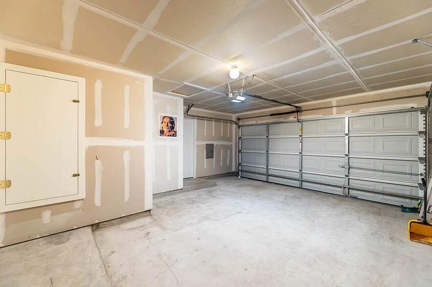 garage - 8719 Davis Oaks Trl