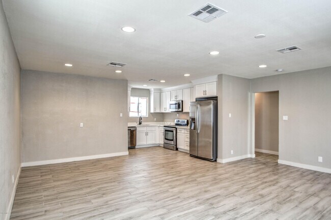 Building Photo - 4005 N 15th Ave