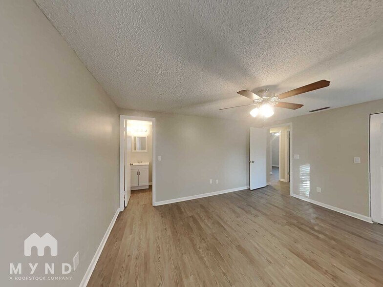 Building Photo - 2233 Selkirk St