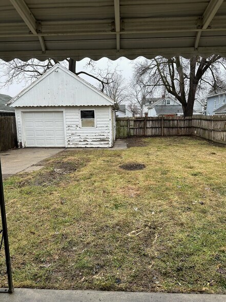 Fenced in Backyard with Garage - 154 W Plumer St
