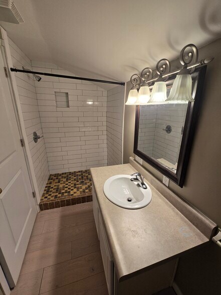 Shower - 311 Fountain St