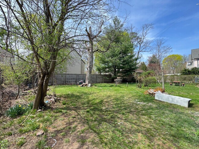 Building Photo - 126 Mansfield St