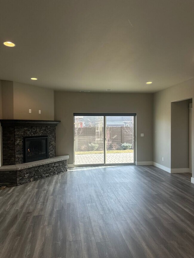 Building Photo - Beautiful Stone Creek Home | Open Layout, RV Parking & Private Pool Access