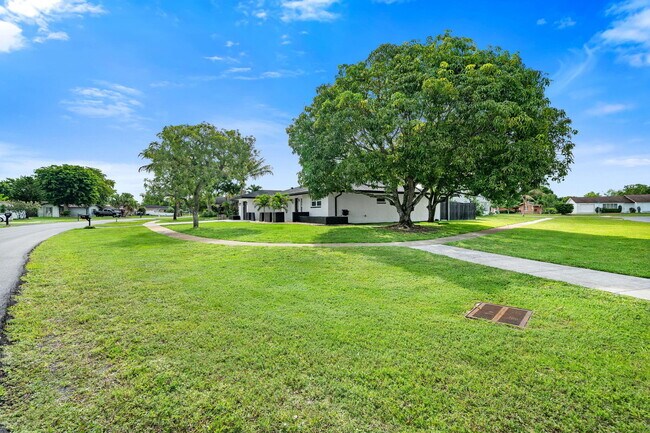 Building Photo - 908 Hibiscus Dr