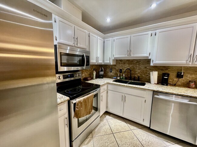 Building Photo - Beautiful Fully Furnished 2 bedroom 2 bath condo for rent!