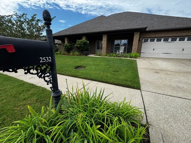 Building Photo - Near Redstone Arsenal Gate 1 with fence, storm shelter and AMAZING spa shower in primary suite