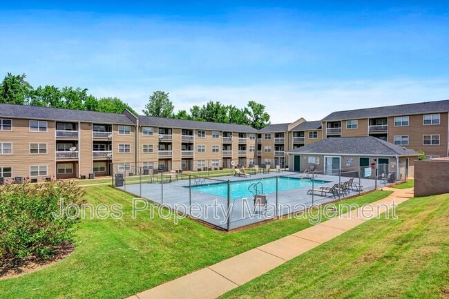 Building Photo - 303 Country Club Dr NE