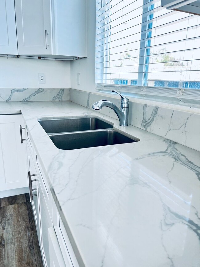 Building Photo - Private 2 bedroom, 1bath back house