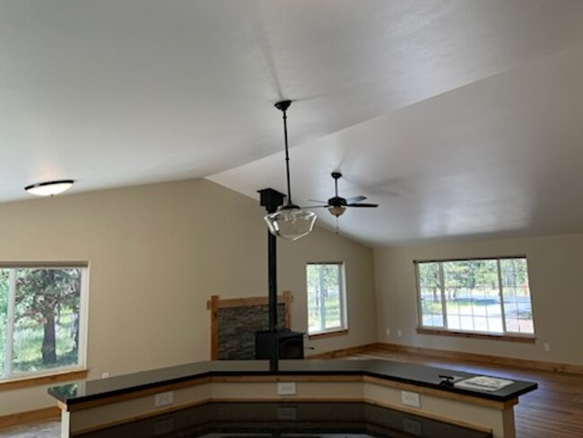 Building Photo - Custom Home Close to Big Deschutes