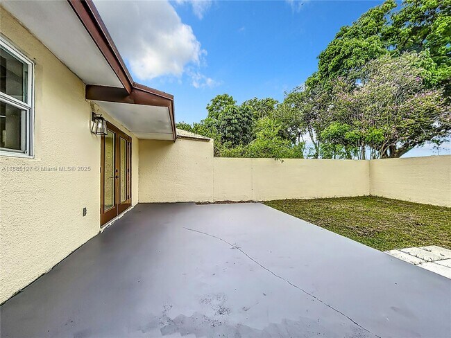 Building Photo - 13804 Kendale Lakes Dr