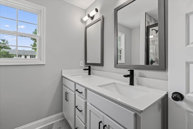Building Photo - 221 Clearview Dr