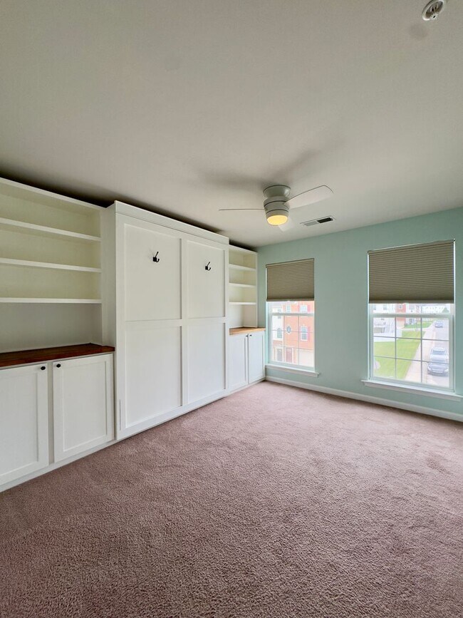 Building Photo - 170 Mohegan Dr