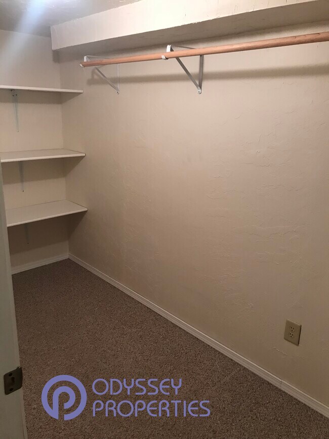 Building Photo - 2905 N Oneida St