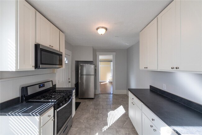 Building Photo - 243 Oak St