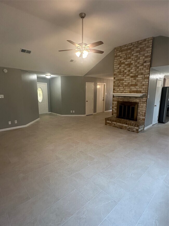 Building Photo - 501 Cindyrella Dr