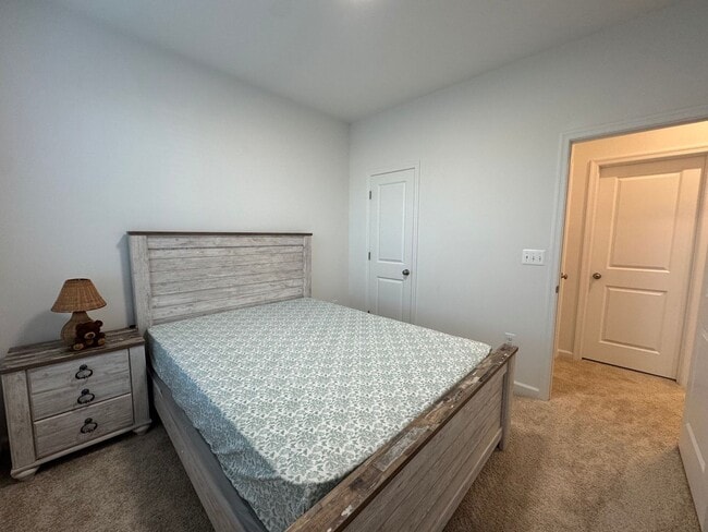 Building Photo - Modern 4 Bed 3.5 Bath Interior Townhome In Manassas City