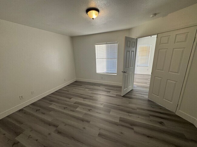 Building Photo - Bright spacious condo near Sunrise Mountain