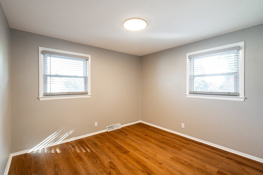 Building Photo - 4956 W Midland Dr