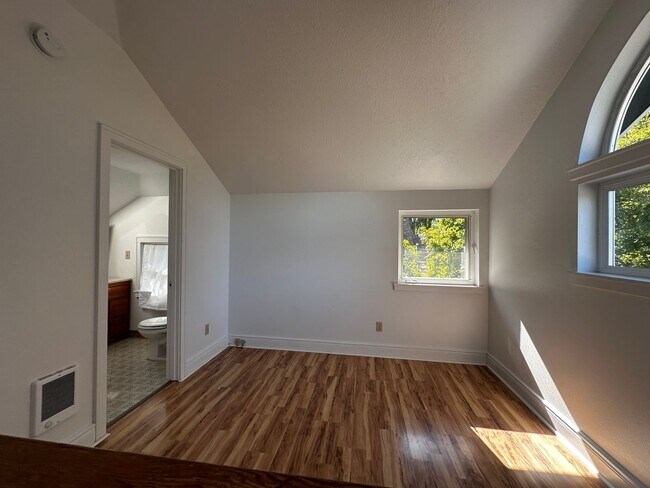Building Photo - 3 Bedroom 2 Bath Single Family House