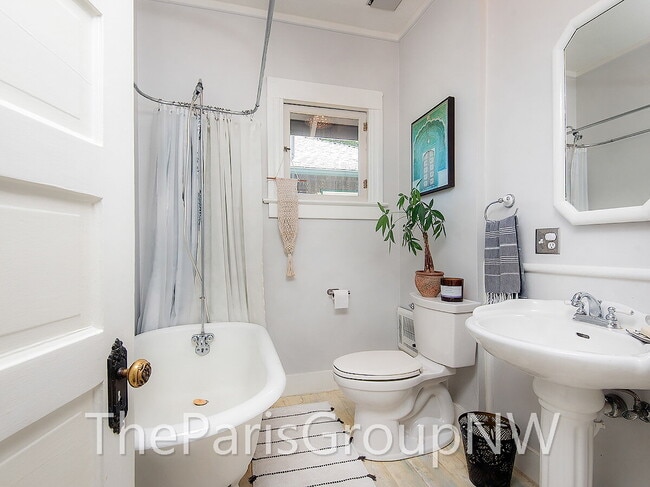 Building Photo - Remarkably Remodeled Queen Anne Home w/Air Conditioning!