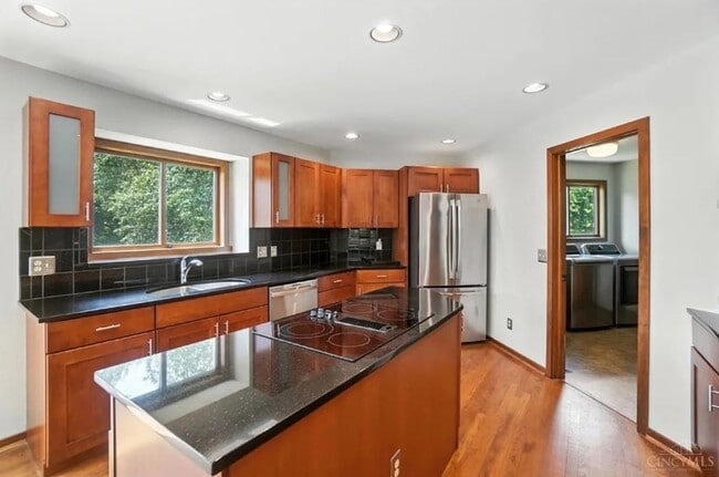 Building Photo - Luxury, Privacy, and Convenience All in One!