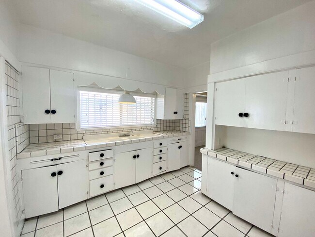 Building Photo - 1513 W 45th St