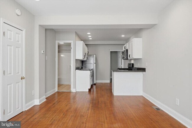 Building Photo - 400 Green Ln