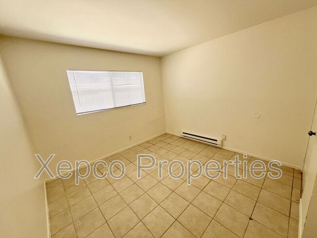 Building Photo - 555 E Cottonwood Rd