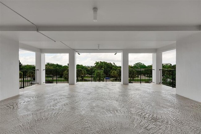 Building Photo - 3150 N Palm Aire Dr