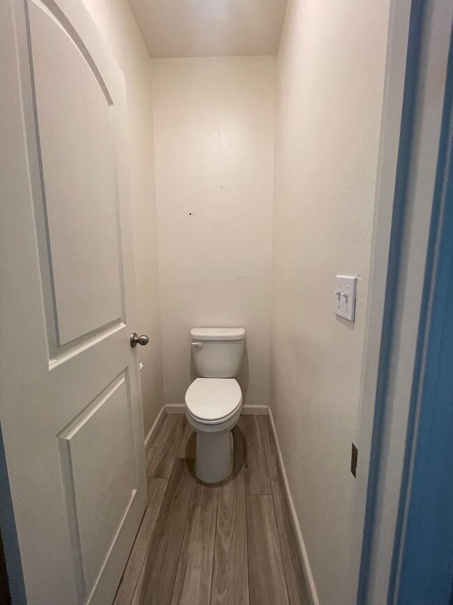 Building Photo - Newer home in gated community in Visalia