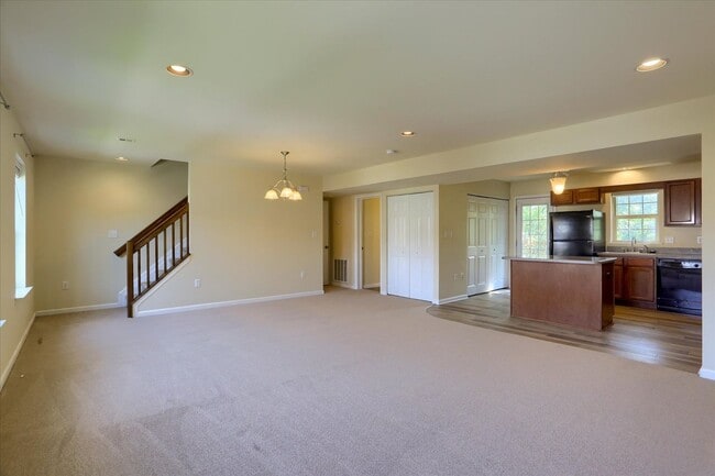 Building Photo - 35 Brook Side Dr